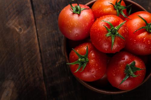 トマトは冷凍で便利に使える！簡単にできる保存方法やコツを解説
