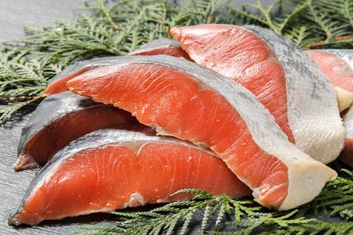 鮭を冷凍で上手に保存する方法！正しい解凍方法と焼き方を紹介
