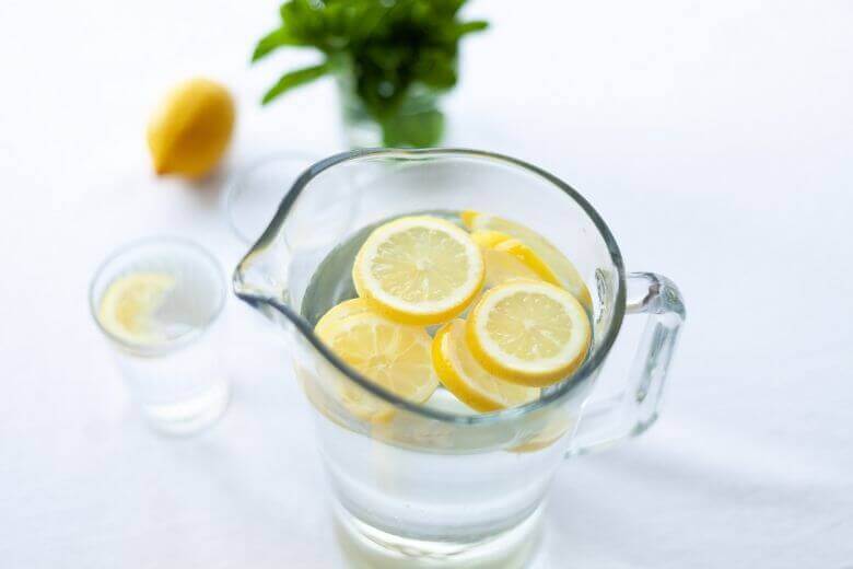 毎日レモン入りの水を飲むべき理由とは