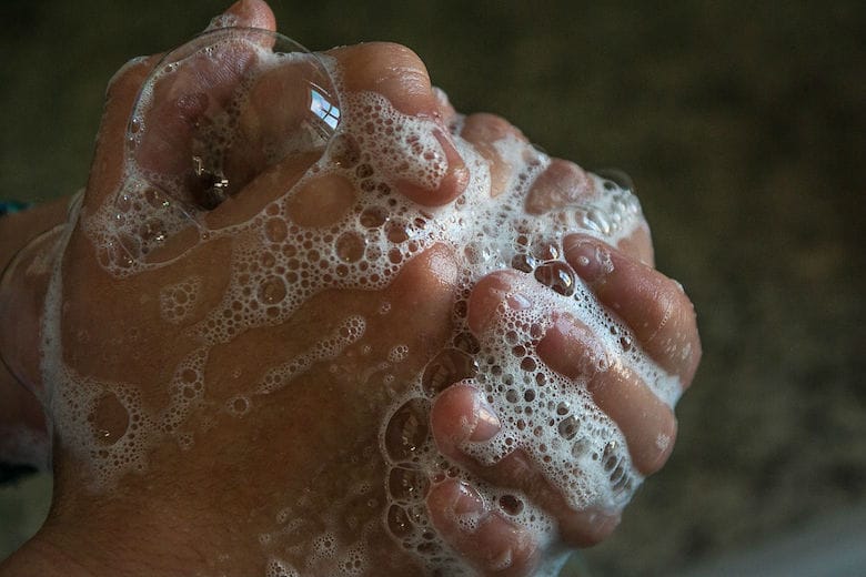 石鹸や消毒液で手を洗い過ぎてはいけない理由とは